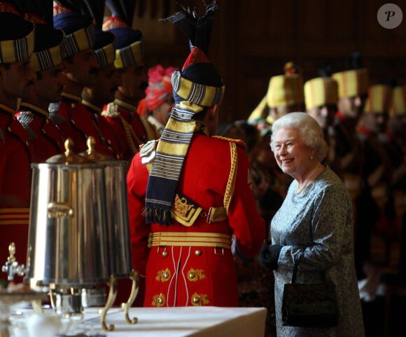 La reine Elizabeth II donnait samedi 12 mai 2012 une tea party à Windsor pour les protagonistes, venus du monde entier, du Diamond Jubilee Pageant, fantastique spectacle historique équestre créé en l'honneur de son jubilé de diamant.