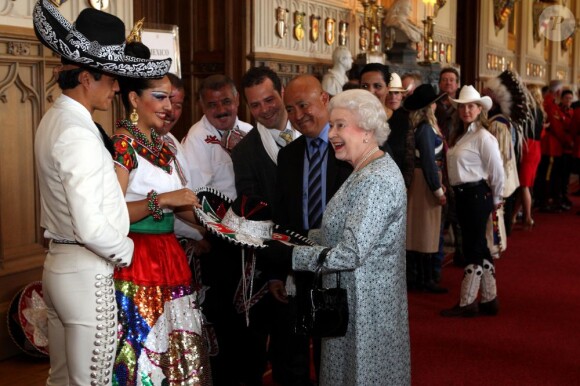 La reine Elizabeth II a reçu samedi 12 mai 2012 un sombrero de la part du Delfines Marching Band lors d'une tea party à Windsor pour les protagonistes, venus du monde entier, du Diamond Jubilee Pageant, fantastique spectacle historique équestre créé en l'honneur de son jubilé de diamant.