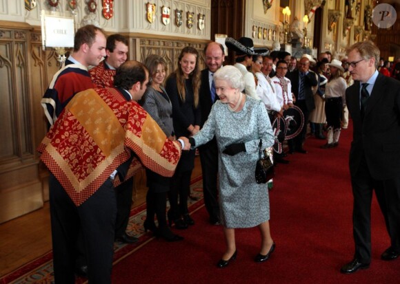 La reine Elizabeth II donnait samedi 12 mai 2012 une tea party à Windsor pour les protagonistes, venus du monde entier, du Diamond Jubilee Pageant, fantastique spectacle historique équestre créé en l'honneur de son jubilé de diamant.