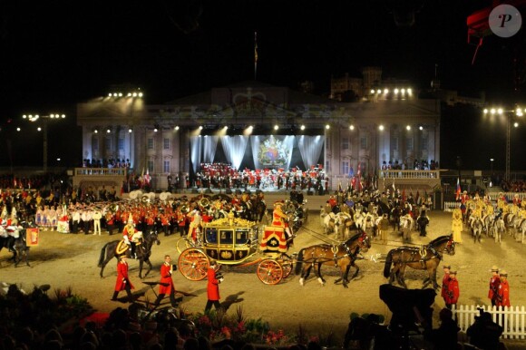 Une scène gigantesque reproduisant Buckingham Palace... La reine Elizabeth II a fait honneur le 13 mai 2012 au Diamond Jubilee Pageant, formidable spectacle équestre donné à Windsor en l'honneur de son jubilé de diamant, joué par plus de 550 chevaux et 1100 artistes du monde entier.