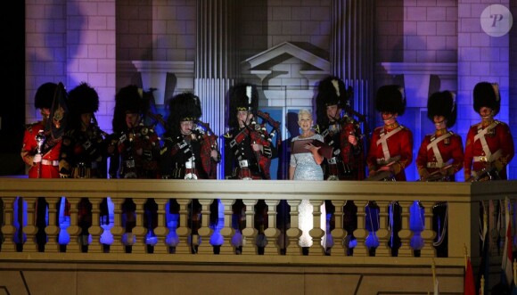 Dame Helen Mirren a repris son rôle de ''The Queen'' le 13 mai 2012 pour le Diamond Jubilee Pageant, formidable spectacle équestre donné à Windsor en l'honneur du jubilé de diamant de la reine Elizabeth II, joué par plus de 550 chevaux et 1100 artistes du monde entier.