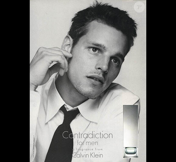 Justin Chambers pour le parfum Contradiction de Calvin Klein, au début des années 90.