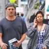 Justin Chambers et sa femme Keisha font du baby-sitting dans les rues de Los Angeles, le 8 mai 2012.