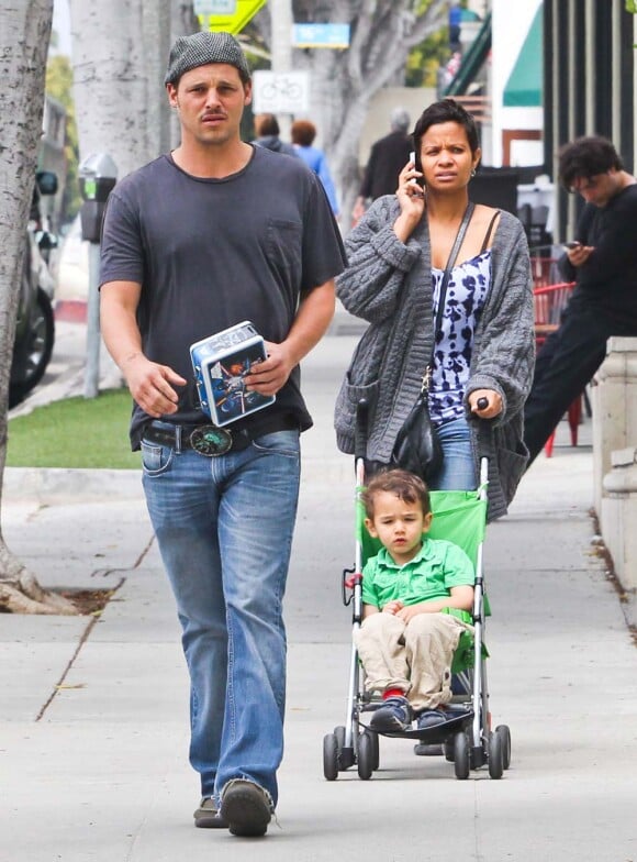 Justin Chambers et sa femme Keisha font du baby-sitting dans les rues de Los Angeles, le 8 mai 2012.