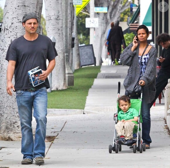 Justin Chambers et sa femme Keisha font du baby-sitting dans les rues de Los Angeles, le 8 mai 2012.