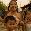 Noëlla apprend la danse des canards à des enfants à Manille - extrait de Pékin Express - Le passager Mystère, diffusé mercredi 16 mai 2012 sur M6