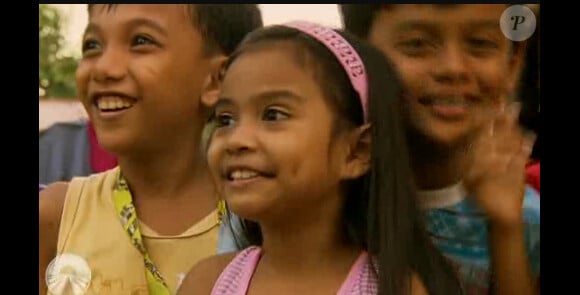 Les enfants sont très amusés par Damien et Noëlla à Manille - extrait de Pékin Express - Le passager Mystère, diffusé mercredi 16 mai 2012 sur M6