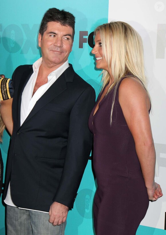 Simon Cowell, producteur et juré de l'émission The X Factor, aurait offert 15 millions de dollars à Briney Spears pour qu'elle intègre le jury. Ici réunis à la conférence de presse organisée par la Fox, à Central Park, New York, le 14 mai 2012.