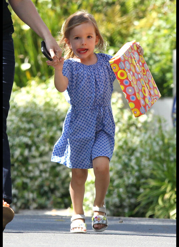 Seraphina, la fille cadette de Jennifer Garner, se rend à une fête d'anniversaire, à Los Angeles le 15 mai 2012.