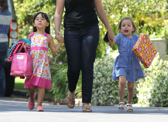 Seraphina, la fille cadette de Jennifer Garner, et une amie se rendent à une fête d'anniversaire, à Los Angeles le 15 mai 2012.