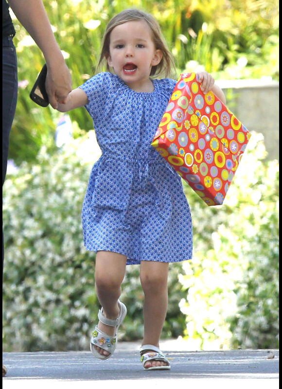 Seraphina, la fille cadette de Jennifer Garner, est très excitée de se rendre à une fête d'anniversaire, à Los Angeles le 15 mai 2012.
