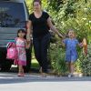 Jennifer Garner (cachée) accompagne sa fille Seraphina à une fête d'anniversaire, à Los Angeles le 15 mai 2012.