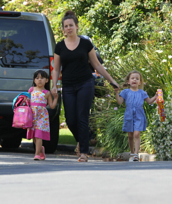 Jennifer Garner (cachée) accompagne sa fille Seraphina à une fête d'anniversaire, à Los Angeles le 15 mai 2012.