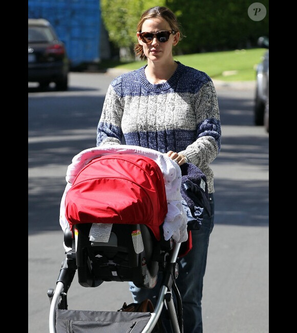 Jennifer Garner et son fils Samuel au cours d'une promenade dans les rues de Los Angeles, le 15 mai 2012.