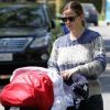 Jennifer Garner promène son fils Samuel dans les rues de Los Angeles, le 15 mai 2012.