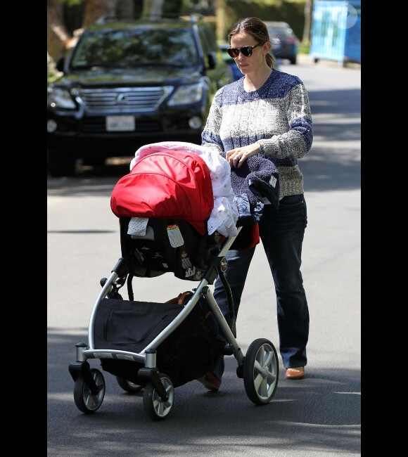 Jennifer Garner promène son fils Samuel dans les rues de Los Angeles, le 15 mai 2012.