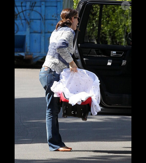 Jennifer Garner promène son fils Samuel dans les rues de Los Angeles, le 15 mai 2012.