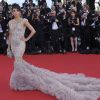 Eva Longoria fait parler la traîne de sa robe Marchesa lors de la cérémonie d'ouverture du 65ème festival de Cannes, le 16 mai 2012.