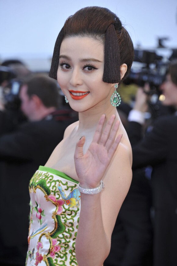 Fan Bingbing très en beauté lors de la cérémonie d'ouverture du 65e Festival de Cannes, le 16 mai 2012.