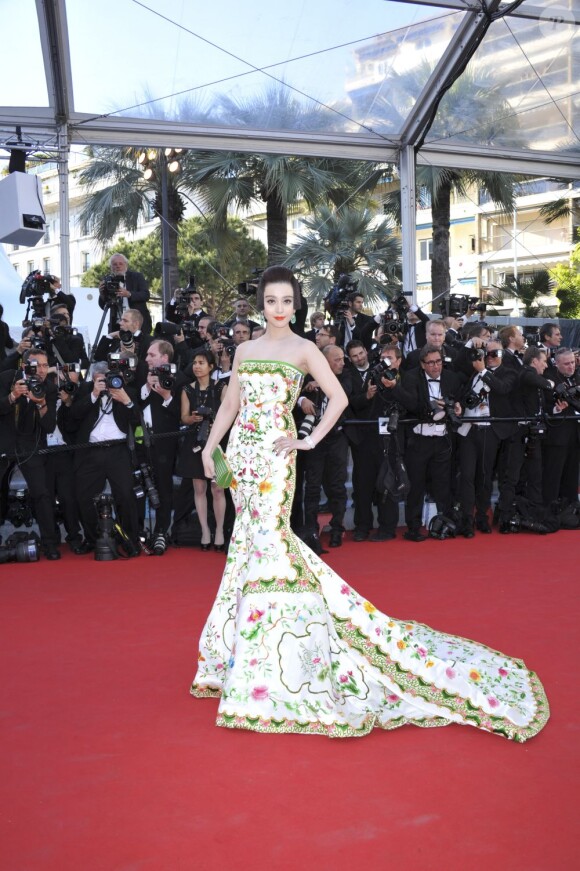 Fan Bingbing rend un vibrant hommage à l'Asie dans sa robe bustier blanche aux imprimés floraux et colorés signée Christopher Bu lors du 65ème Festival de Cannes, le 16 mai 2012.