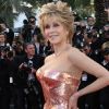 Jane Fonda, 74 ans, lumineuse dans une robe Atelier Versace lors du 65ème Festival de Cannes, le 16 mai 2012.