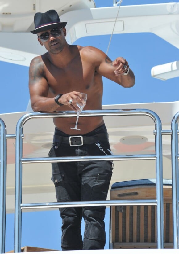 Shemar Moore torse nu à bord de son yacht, à Cannes, le 16 mai 2012.