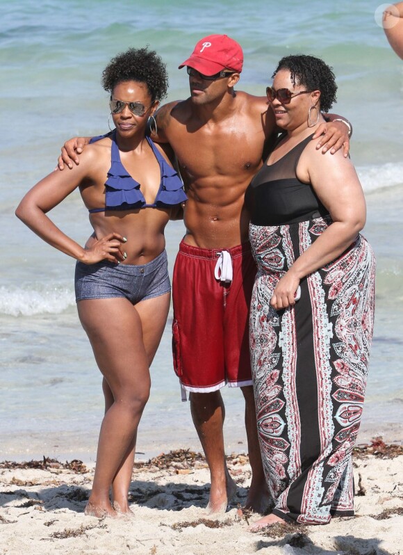 Shemar Moore fait son joli coeur auprès de fans sur une plage de Miami, le 5 mai 2012.