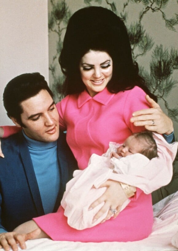 Lisa-Marie Presley dans les bras de ses parents Elvis Presley et Priscilla, à Memphis en 1968.