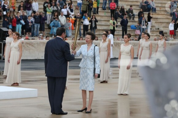 La princesse Anne a reçu le feu sacré avec la délégation britannique, dont David Beckham, des JO de Londres 2012 lors d'une cérémonie au stade panathénaïque d'Athènes, le 17 mai 2012. La flamme doit rentrer le 18 mai au Royaume-Uni pour embraser la torche olympique.
