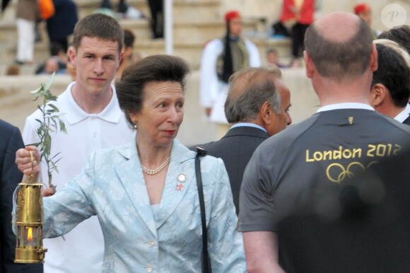 La princesse Anne, David Beckham et la délégation anglaise des JO de Londres 2012 menée par Lord Sebastian Coe et Boris Johnson ont reçu la flamme olympique le 17 mai 2012 au stade panathénaïque d'Athènes.