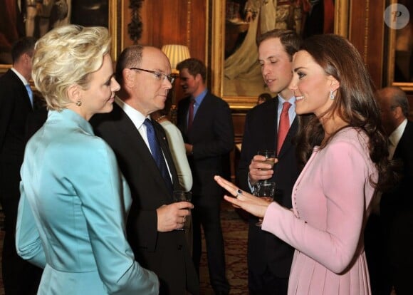 Catherine, duchesse de Cambridge, semble avoir trouvé en la princesse Charlene de Monaco une interlocutrice plaisante lors du déjeuner donné par Elizabeth II à Windsor pour son jubilé de diamant en présence de 26 souverains, le 18 mai 2012.