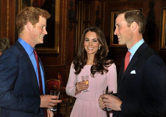 Catherine, duchesse de Cambridge, a continué à se mouvoir avec grâce dans son nouvel élément en présence des princes William et Harry, superbe dans une robe Emilia Wickstead, à l'occasion du déjeuner donné à Windsor par la reine Elizabeth II pour son jubilé de diamant, le 18 mai 2012.