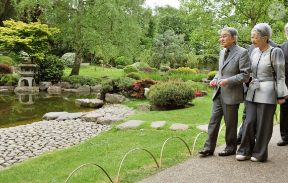 L'empereur du Japon Akihito et sa femme l'impératrice Michiko en promenade dans Londres le 17 mai 2012, à la veille du déjeuner donné par Elizabeth II à Windsor.