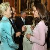 Catherine, duchesse de Cambridge, semble avoir trouvé en la princesse Charlene de Monaco, élégante en tailleur Dior, une interlocutrice plaisante lors du déjeuner donné par Elizabeth II à Windsor pour son jubilé de diamant en présence de 26 souverains, le 18 mai 2012.