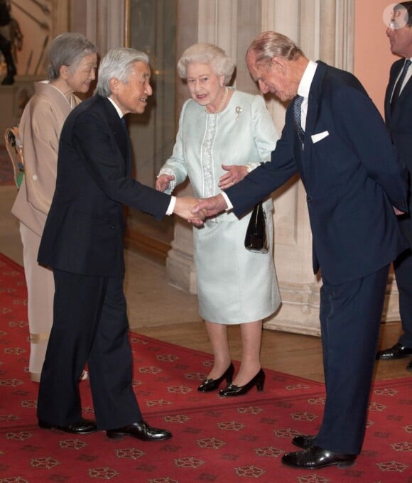 L'empereur Akihito et l'impératrice Michiko du Japon accueillis par la reine Elizabeth II et le duc d'Edimbourg.
La reine Elizabeth II accueillait à déjeuner à Windsor, pour son jubilé de diamant, les souverains de 26 pays, le 18 mai 2012. Possiblement le plus grand rassemblement de têtes couronnées depuis le couronnement de la monarque en 1953.