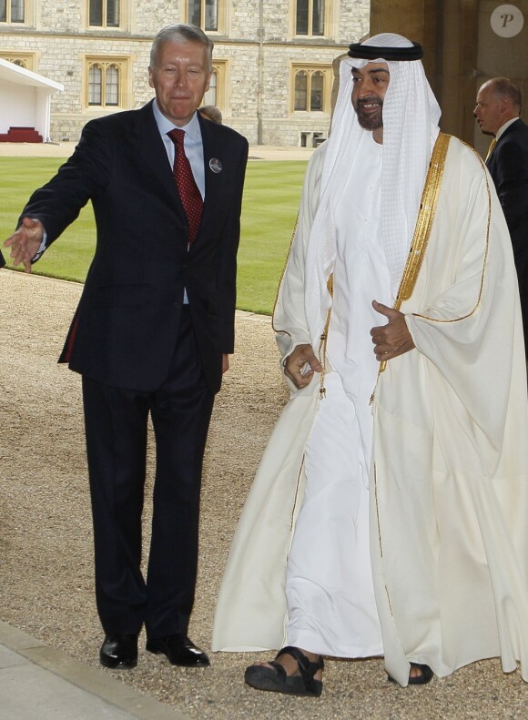 L'émir d'Abu Dhabi. La reine Elizabeth II accueillait à déjeuner à Windsor, pour son jubilé de diamant, les souverains de 26 pays, le 18 mai 2012. Possiblement le plus grand rassemblement de têtes couronnées depuis le couronnement de la monarque en 1953.