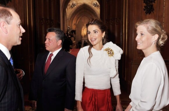 La reine Rania de Jordanie, qui accompagnait le roi Abdullah II de jordanie, en discussion avec le prince Andrew et la comtesse Sophie de Wessex.
La reine Elizabeth II accueillait à déjeuner à Windsor, pour son jubilé de diamant, les souverains de 26 pays, le 18 mai 2012. Possiblement le plus grand rassemblement de têtes couronnées depuis le couronnement de la monarque en 1953.