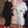 Les retrouvailles chaleureuses de la reine Beatrix des Pays-Bas et sa cousine anglaise. La reine Elizabeth II accueillait à déjeuner à Windsor, pour son jubilé de diamant, les souverains de 26 pays, le 18 mai 2012. Possiblement le plus grand rassemblement de têtes couronnées depuis le couronnement de la monarque en 1953.