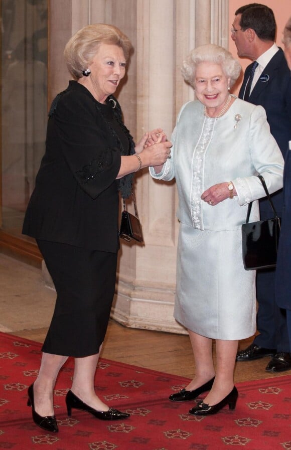 Les retrouvailles chaleureuses de la reine Beatrix des Pays-Bas et sa cousine anglaise. La reine Elizabeth II accueillait à déjeuner à Windsor, pour son jubilé de diamant, les souverains de 26 pays, le 18 mai 2012. Possiblement le plus grand rassemblement de têtes couronnées depuis le couronnement de la monarque en 1953.