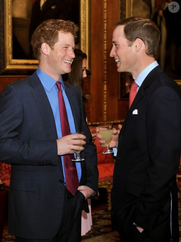 Les princes Harry et William, aussi heureux de se retrouver en événement officiel que sur un terrain de polo. La reine Elizabeth II accueillait à déjeuner à Windsor, pour son jubilé de diamant, les souverains de 26 pays, le 18 mai 2012. Possiblement le plus grand rassemblement de têtes couronnées depuis le couronnement de la monarque en 1953.