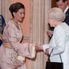 La princesse Lalla Meryem du Maroc s'incline devant la monarque anglaise.
La reine Elizabeth II accueillait à déjeuner à Windsor, pour son jubilé de diamant, les souverains de 26 pays, le 18 mai 2012. Possiblement le plus grand rassemblement de têtes couronnées depuis le couronnement de la monarque en 1953.