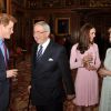 Chacun le sien : le prince Harry discute avec l'ex-roi Constantin de Grèce, tandis que Catherine, duchesse de Cambridge s'occupe de la reine Anne-Marie.
La reine Elizabeth II accueillait à déjeuner à Windsor, pour son jubilé de diamant, les souverains de 26 pays, le 18 mai 2012. Possiblement le plus grand rassemblement de têtes couronnées depuis le couronnement de la monarque en 1953.