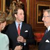 Le prince William avec Constantin et Anne-Marie de Grèce. La reine Elizabeth II accueillait à déjeuner à Windsor, pour son jubilé de diamant, les souverains de 26 pays, le 18 mai 2012. Possiblement le plus grand rassemblement de têtes couronnées depuis le couronnement de la monarque en 1953.