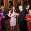 Kate Middleton en grande discussion avec l'ex-roi Siméon de Bulgarie, pendant que le prince Harry divertit la grande-duchesse Maria Teresa de Luxembourg. La reine Elizabeth II accueillait à déjeuner à Windsor, pour son jubilé de diamant, les souverains de 26 pays, le 18 mai 2012. Possiblement le plus grand rassemblement de têtes couronnées depuis le couronnement de la monarque en 1953.