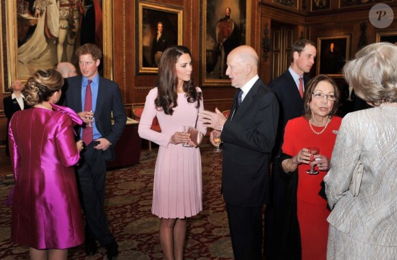 Kate Middleton en grande discussion avec l'ex-roi Siméon de Bulgarie, pendant que le prince Harry divertit la grande-duchesse Maria Teresa de Luxembourg. La reine Elizabeth II accueillait à déjeuner à Windsor, pour son jubilé de diamant, les souverains de 26 pays, le 18 mai 2012. Possiblement le plus grand rassemblement de têtes couronnées depuis le couronnement de la monarque en 1953.