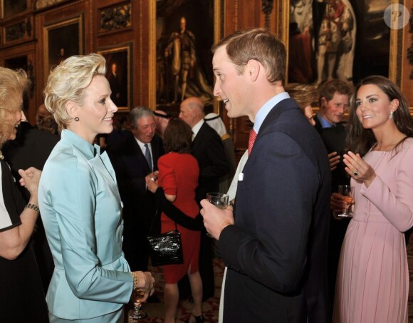 Le prince William en conversation avec la princesse Charlene, élégante en tailleur Dior. La reine Elizabeth II accueillait à déjeuner à Windsor, pour son jubilé de diamant, les souverains de 26 pays, le 18 mai 2012. Possiblement le plus grand rassemblement de têtes couronnées depuis le couronnement de la monarque en 1953.