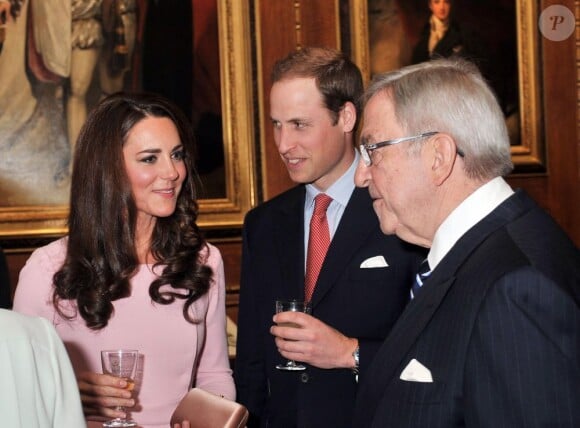 Kate Middleton et le prince William avec l'ex-roi Constantin de Grèce. La reine Elizabeth II accueillait à déjeuner à Windsor, pour son jubilé de diamant, les souverains de 26 pays, le 18 mai 2012. Possiblement le plus grand rassemblement de têtes couronnées depuis le couronnement de la monarque en 1953.