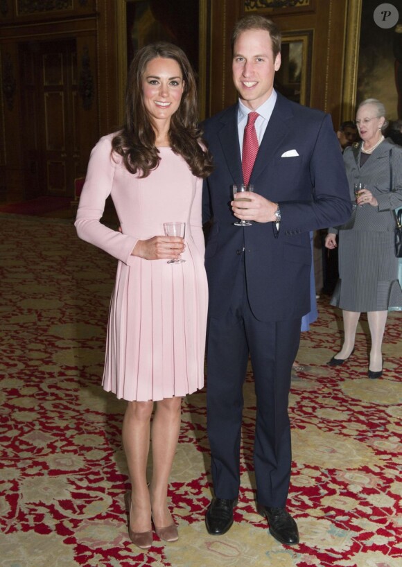 Le duc et la duchesse de Cambridge, superbe en Emilia Wickstead, au déjeuner de la reine Elizabeth II à Windsor le 18 mai 2012