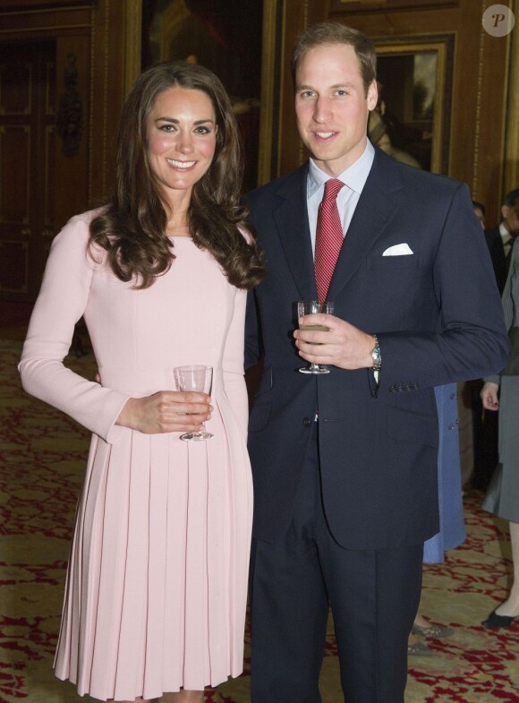 Le duc et la duchesse de Cambridge, superbe en Emilia Wickstead, au déjeuner de la reine Elizabeth II à Windsor le 18 mai 2012