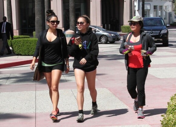 Vanessa Hudgens se rend dans une salle de sport avec sa soeur et sa maman, à Los Angeles, le jeudi 17 mai 2012.